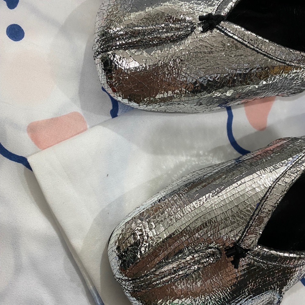 Maison Martin Margiela Silver Split-Toe Flats with Brown Strap - Picture 2 of 8